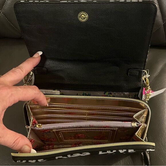 NWT Betsey Johnson black white XOXO LOVE KISS Crossbody shoulder accordion bag - Picture 3 of 11